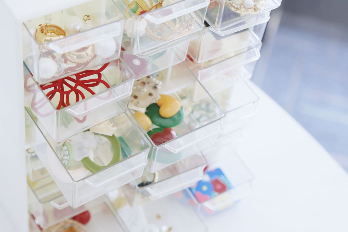 Colares, brincos e pulseiras expostos em cartelas