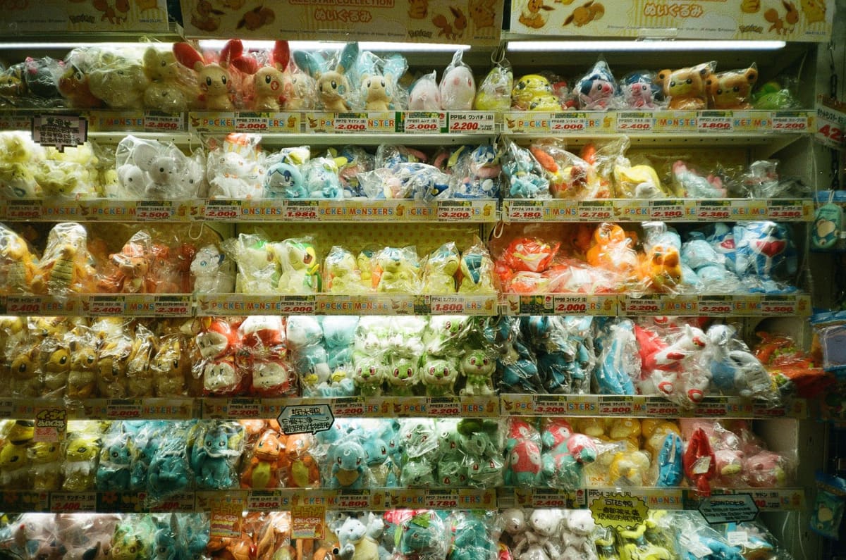 Brinquedos coloridos empilhados em caixas