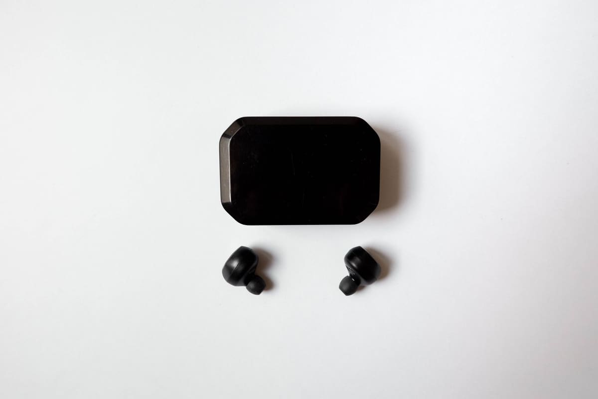 Fones de ouvido e carregadores expostos na bancada