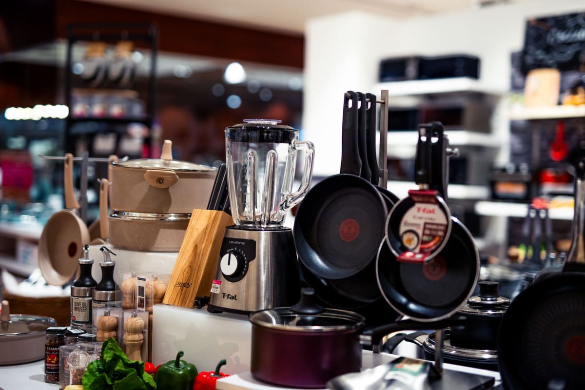 Utensílios de cozinha coloridos em prateleira